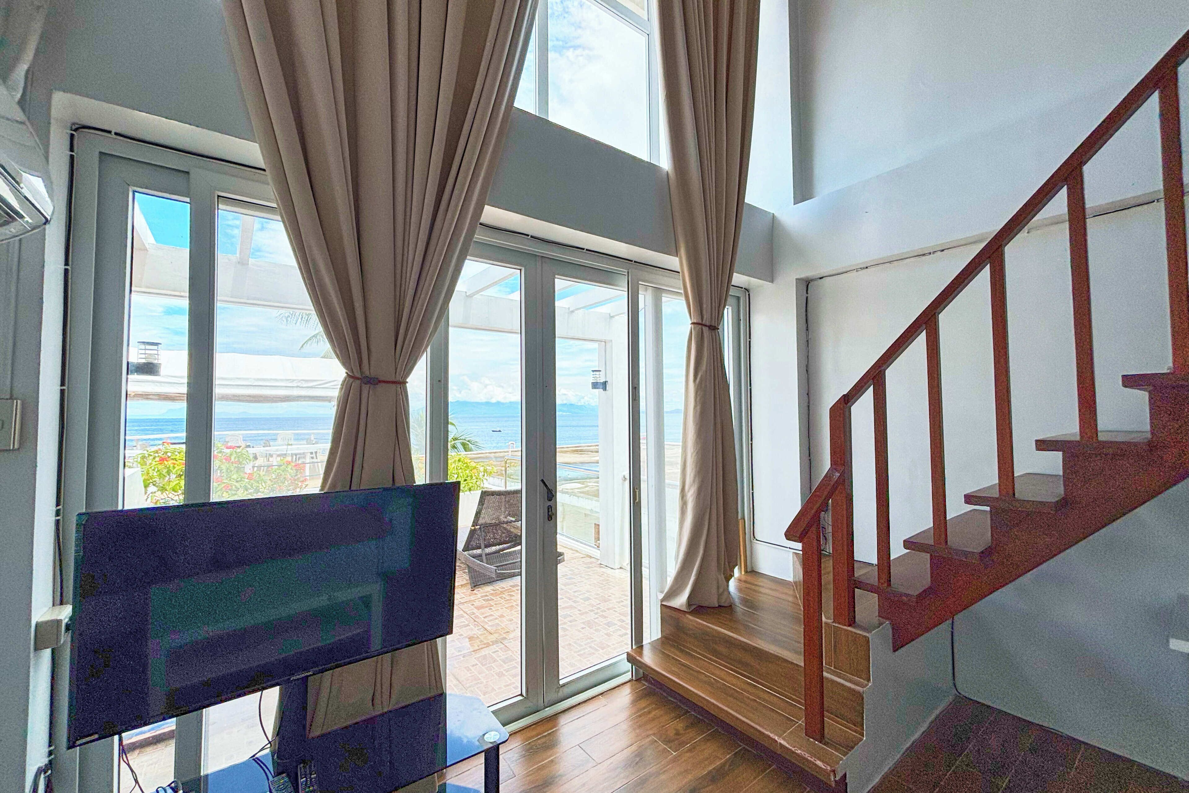 ヴィラ | リビング エリア | 32 インチの薄型テレビ (ケーブル放送視聴可)、テレビ