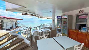 Serviço de café da manhã, local e internacional, vistas para o mar