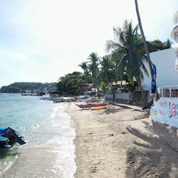Di pantai, selam skuba, bersnorkel, aktiviti berkayak