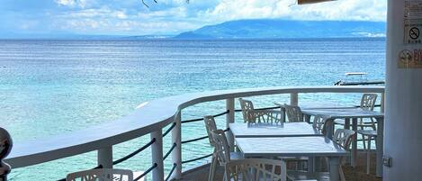 Aamiainen, paikallinen ja kansainvälinen keittiö, näkymät valtamerelle