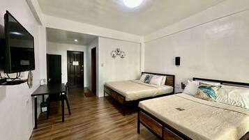 1 habitación, caja de seguridad en la habitación y escritorio