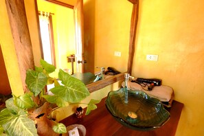 Luxury Triple Room | Bathroom sink - Khunyuam Resort (Khun Yuam)