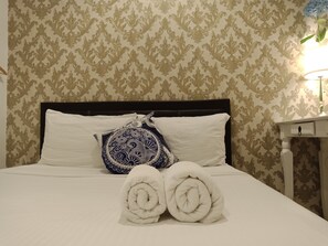 1 Retro Double Room | Desk, iron/ironing board, free WiFi - Elephant House Boutique Hotel (George Town)