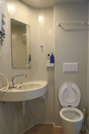 Shower, free toiletries, towels - Elephant House Boutique Hotel (George Town)