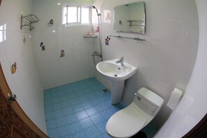 Quarto quádruplo standard | Banheiro | Chuveiro, produtos de toalete grátis, secador de cabelo 