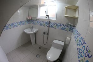 Kamar Keluarga | Kamar mandi | Shower, perlengkapan mandi gratis, pengering rambut, dan jubah mandi
