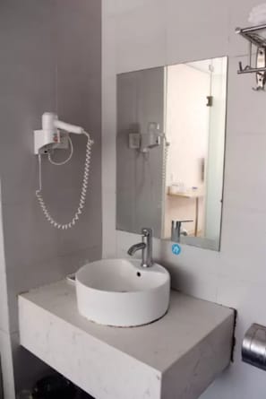 Ducha, secador de pelo, zapatillas y toallas
