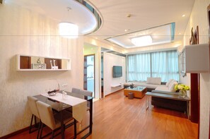 Deluxe-Suite | Wohnbereich | Fernseher