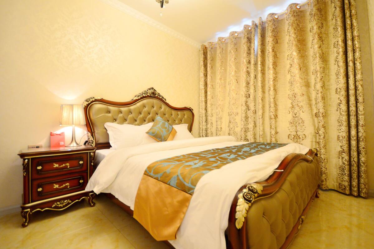 Deluxe-Suite | Schreibtisch, Verdunkelungsvorhänge, kostenloses WLAN