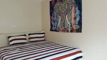 1 kamar tidur, brankas, tirai kedap cahaya, dan Wi-Fi gratis