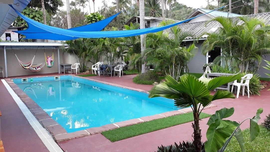 Kolam renang outdoor, dengan cabana gratis dan kursi berjemur