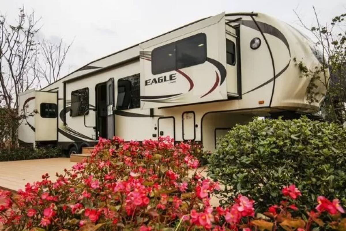 Premium RV, Garden View | Minibar, blackout drapes, free WiFi