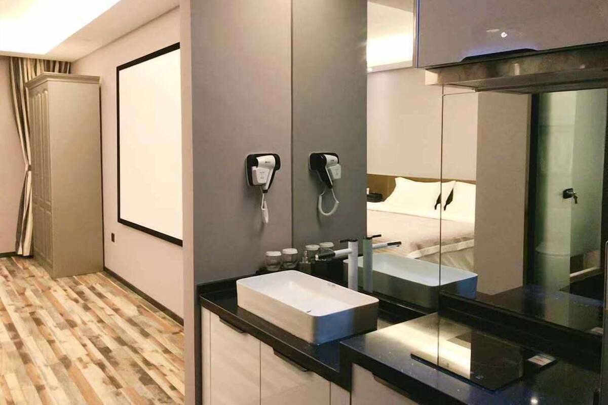 Signature-Zimmer | Schreibtisch, Verdunkelungsvorhänge, kostenloses WLAN