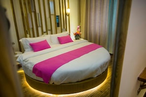 Desk, blackout drapes, soundproofing, free WiFi - Home Of Heart Inn (Zhangjiajie)