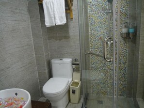 Shower, free toiletries, hair dryer, slippers - Home Of Heart Inn (Zhangjiajie)