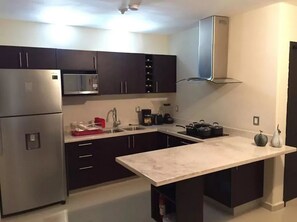 Departamento familiar, 2 habitaciones | Cocina privada | Refrigerador, microondas, parrilla de estufa y cafetera y tetera 