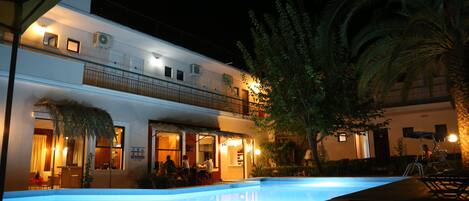 Kauden mukainen ulkouima-allas