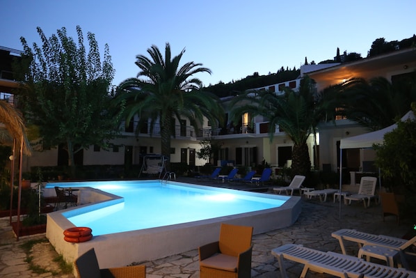 Seasonal outdoor pool - Sunshine Inn Hotel (Lefkada)