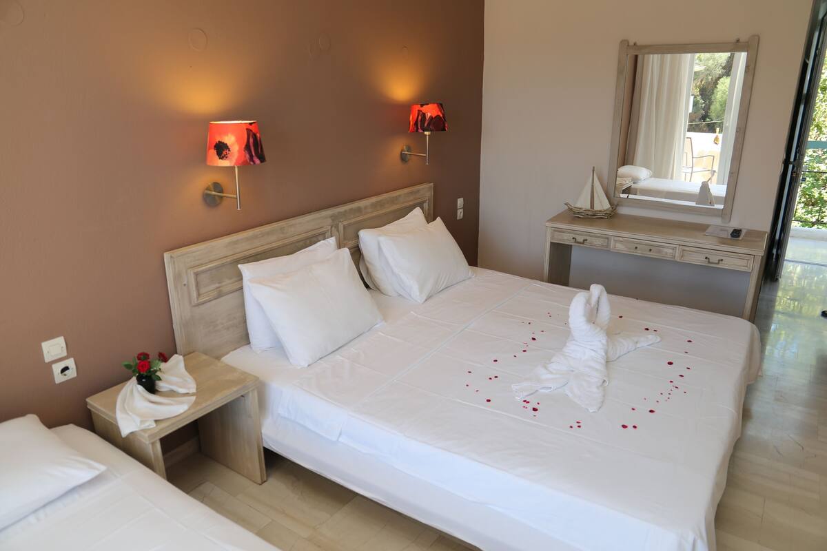 Tweepersoonskamer, privébadkamer, uitzicht op zwembad | Een strijkplank/strijkijzer, gratis babybedden, gratis wifi, beddengoed