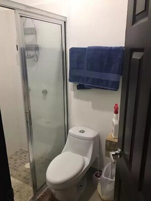 Familie appartement, 2 slaapkamers | Badkamer | Een douche