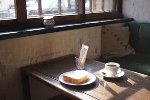 Food and drink - Gojo Guest House - Hostel (Kyoto)