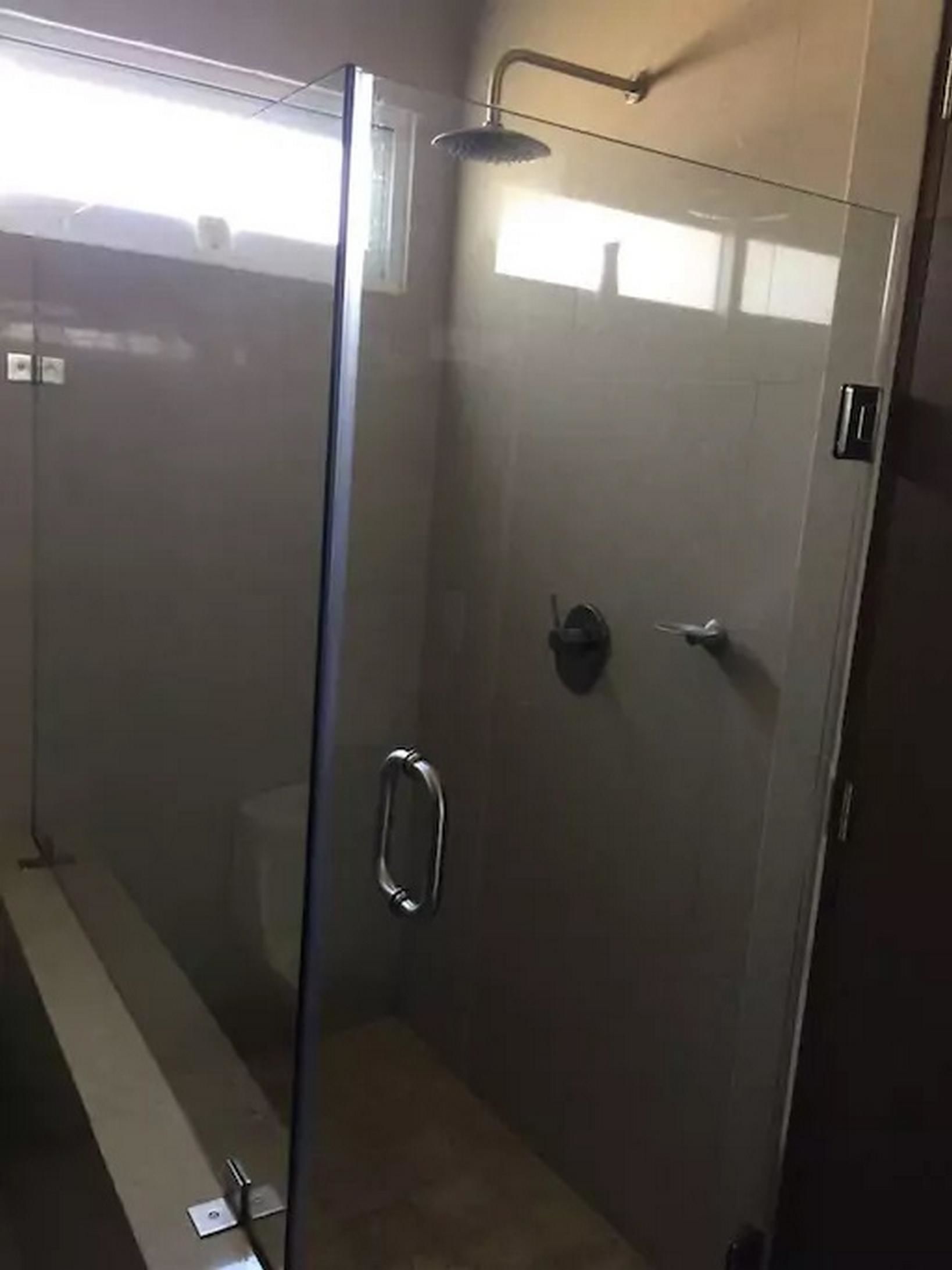 الدش داخل الحمام