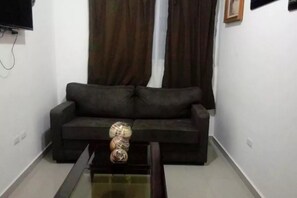 Condo dành cho gia đình, 2 phòng ngủ | Khu phòng khách | TV màn hình phẳng 