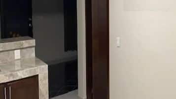 Casa de ciudad familiar, 2 habitaciones | Cocina privada | Refrigerador con congelador, microondas, horno y parrilla de estufa