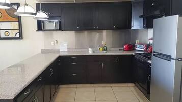Condo familiar, 2 habitaciones | Cocina privada | Refrigerador, microondas, horno y parrilla de estufa