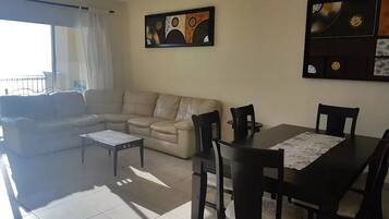 Condo familiar, 2 habitaciones | Área de sala de estar | Televisión de pantalla plana