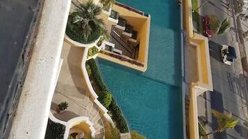 Alberca al aire libre y camastros