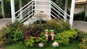 A garden area with two decorative figures and a small structure. - Baansuan Keb Tawan Resort (Lop Buri)