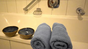 Classic-Apartment, 2 Schlafzimmer (Malfon) | Badezimmer | Duschwanne, Haartrockner, Handtücher, Seife