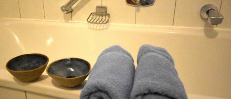 Appartement Classique, 2 chambres (Malfon) | Salle de bain | Ensemble douche/baignoire, sèche-cheveux, serviettes fournies, savon