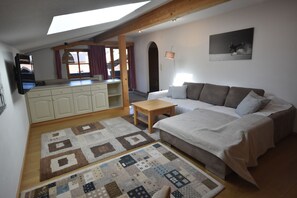 Appartement luxueux, 2 chambres, vue sur la montagne (Galzig) | Salle de séjour | Téléviseur à écran plat de 81 cm avec télévision par câble, téléviseur