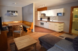 Departamento clásico, 2 habitaciones (Malfon) | Área de sala de estar | Televisión de pantalla plana de 81 cm con canales por cable 