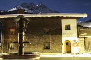 Fachada de la propiedad por la tarde o noche