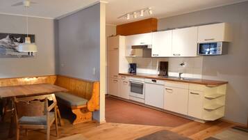 Apartamento clásico, 2 habitaciones (Malfon) | Zona de estar | Televisión de pantalla plana de 81 cm con canales por cable