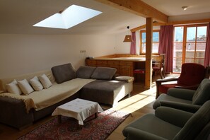 81-cm flat-screen TV with cable channels, TV, table tennis