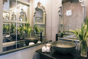 Habitación doble Deluxe, 1 cama Queen size, vista al jardín | Baño | Regadera, amenidades de baño gratuitas, secadora de cabello, batas
