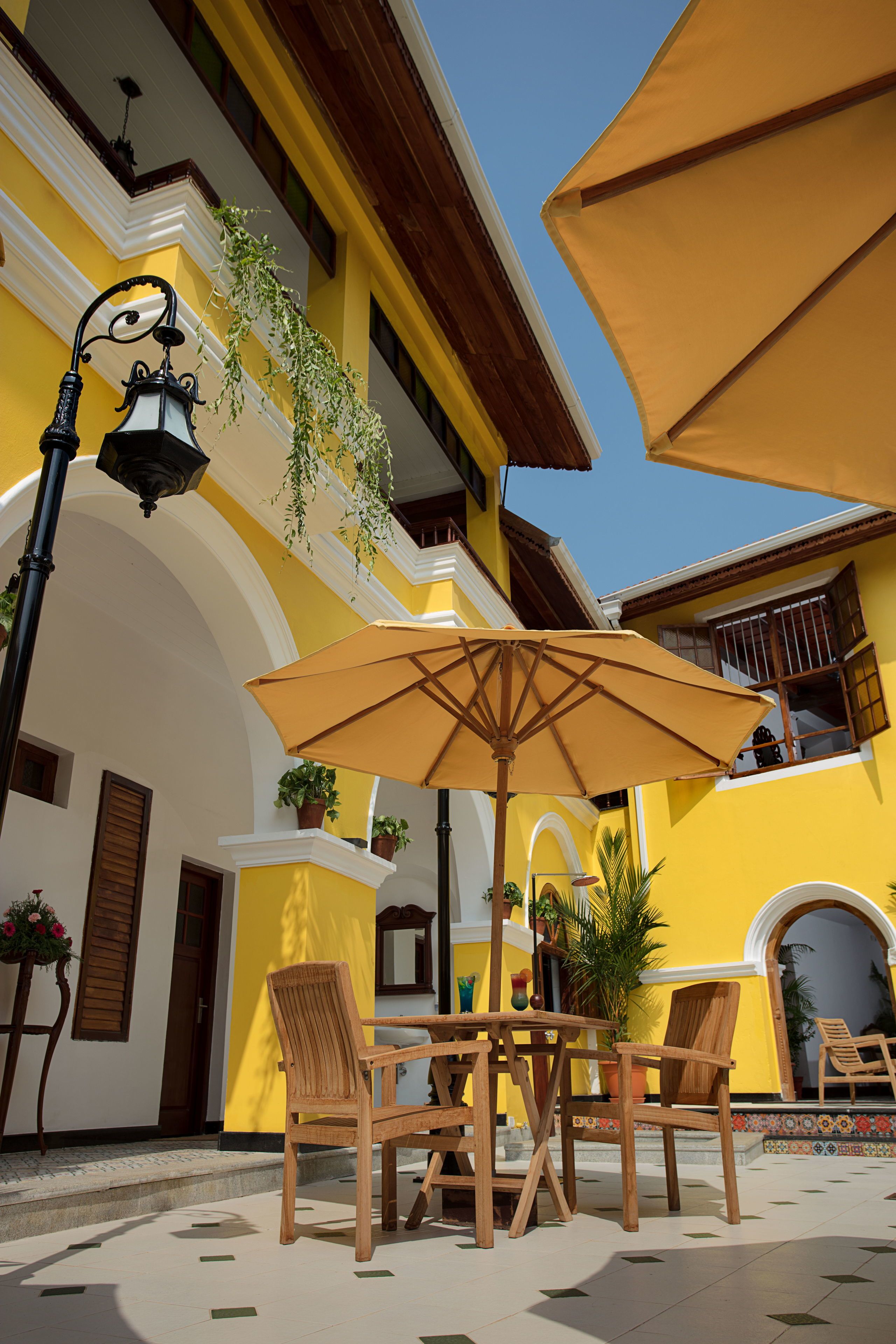 Alberca al aire libre y camastros 