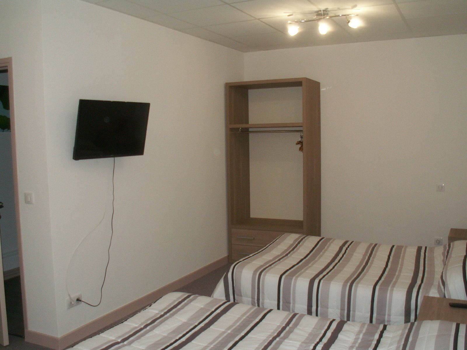 triple room | individually decorated, individually furnished, desk, blackout curtains