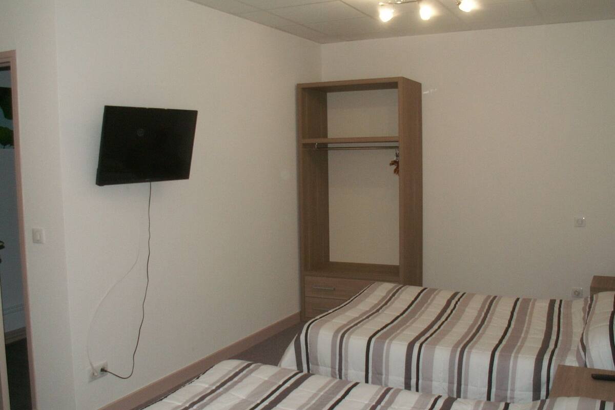 triple room | individually decorated, individually furnished, desk, blackout curtains