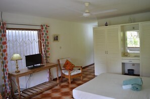 Standard Bungalow | Living area | TV - Coquillage Apartments (Praslin Island)