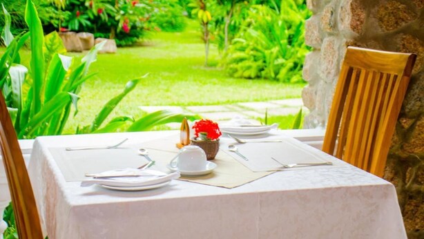 Free daily continental breakfast - Coquillage Apartments (Praslin Island)