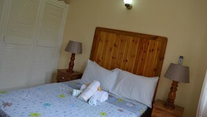 Standard Bungalow | WiFi (free), bed sheets - Coquillage Apartments (Praslin Island)