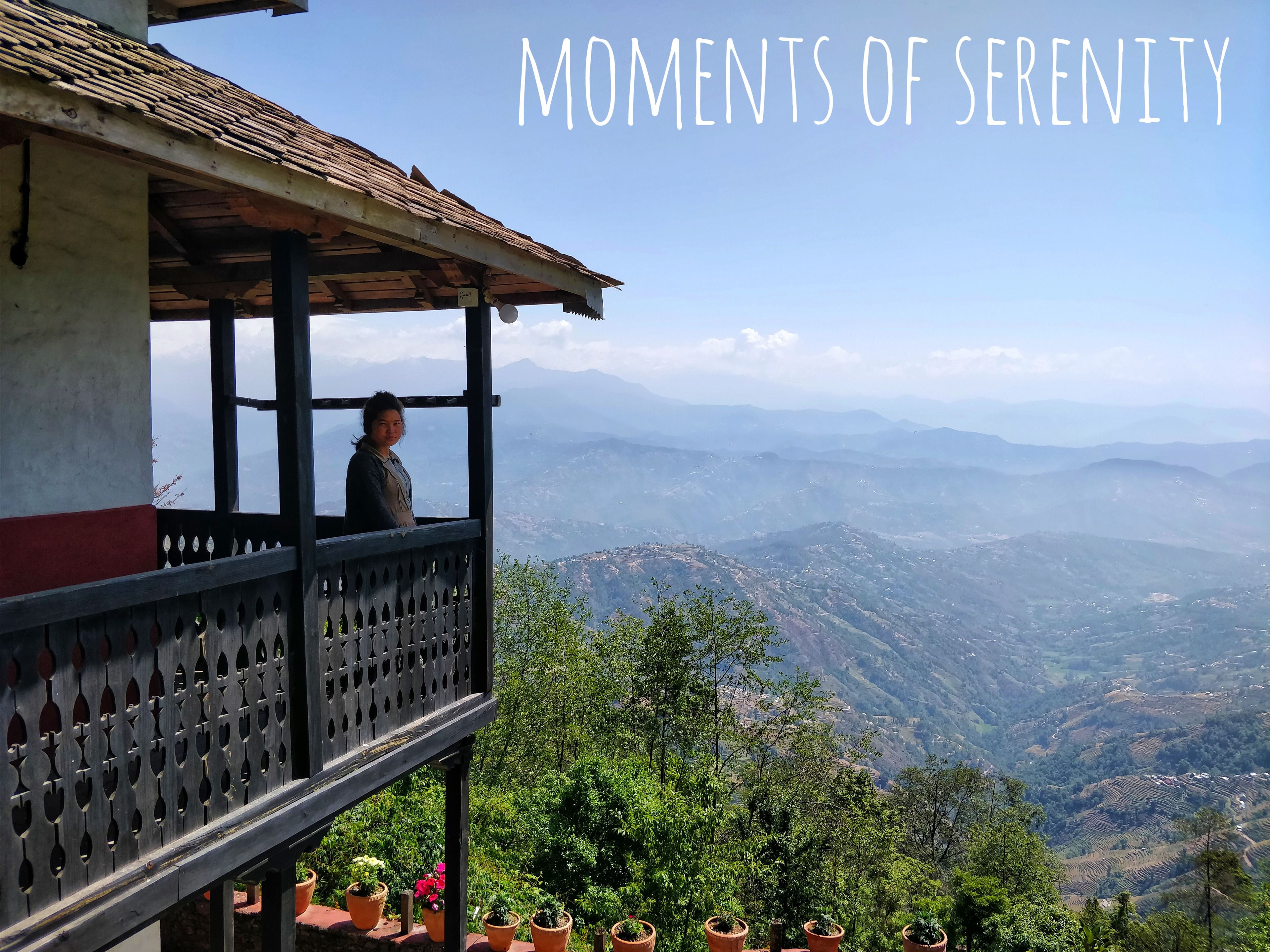 Un balcon donnant sur un paysage montagneux.