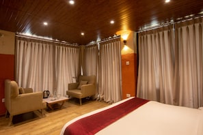 Desk, laptop workspace, free WiFi, bed sheets - Everest Manla Resort (Mahamanjushree Nagarkot)