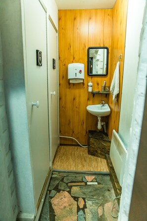 エコノミー 共同ドミトリー 男女共用ドミトリー (One bed in 16 Bed Dorm) | バスルーム | シャワー、バスアメニティ (無料)、タオル