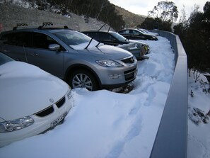 A parking lot with several cars covered in snow. - tyrola 4 (Thredbo)